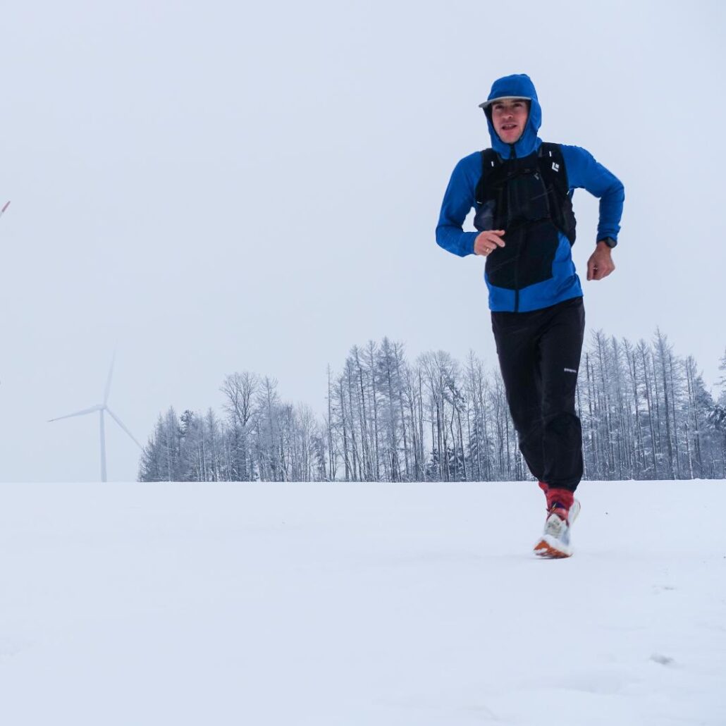 Ein Läufer in einer Schneelandschaft