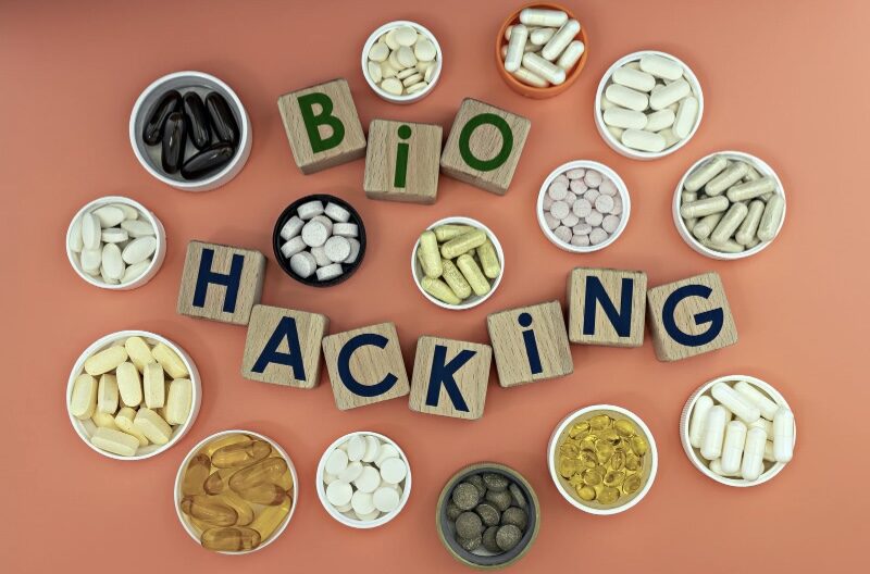 Bild mit dem Schriftzug „Biohacking“ und vielen verschieden Supplements.