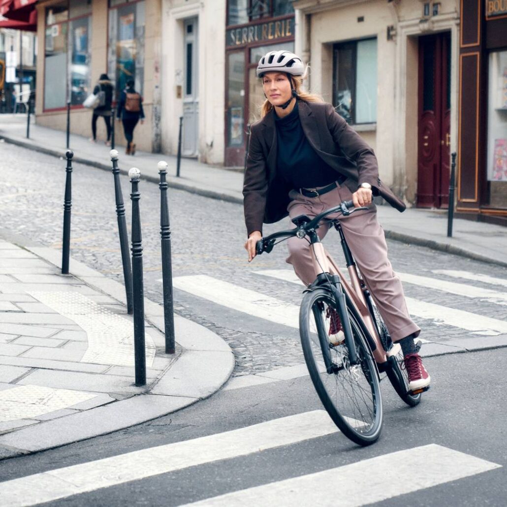Frau auf E-Bike in der Stadt