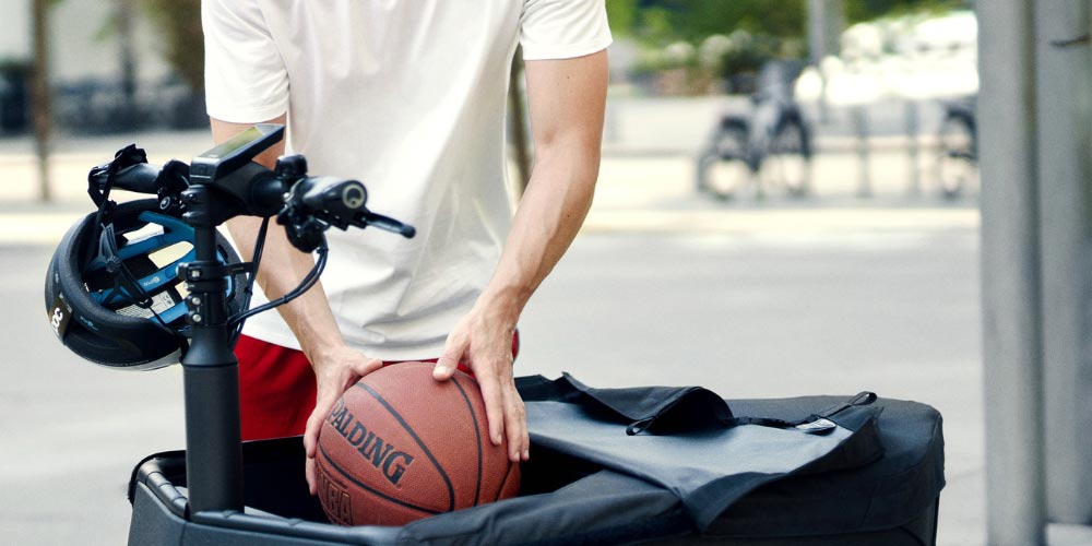 Mann-mit-Basketball-und-Lastenrad