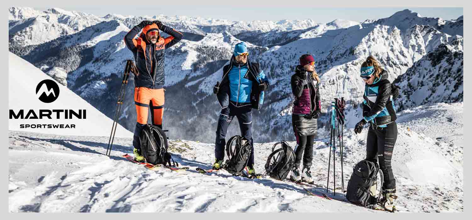 Gruppe-Skitourengaenger-in-sonnigen-Bergen