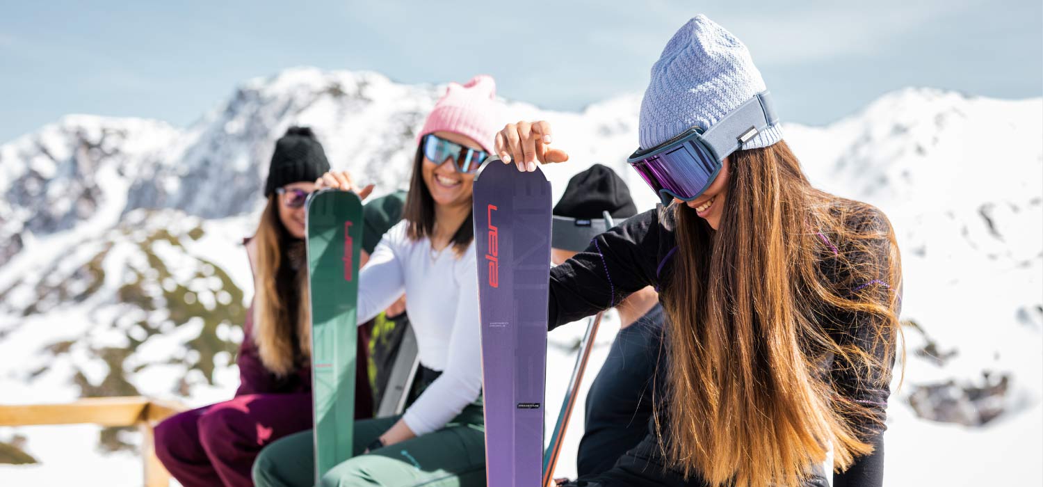 Damen bei Pause auf Huette mit Primetime Ski