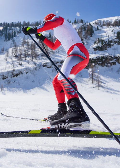 Mann-skatet-in-rot-weißer-Langlaufbekleidung-Wohlleben