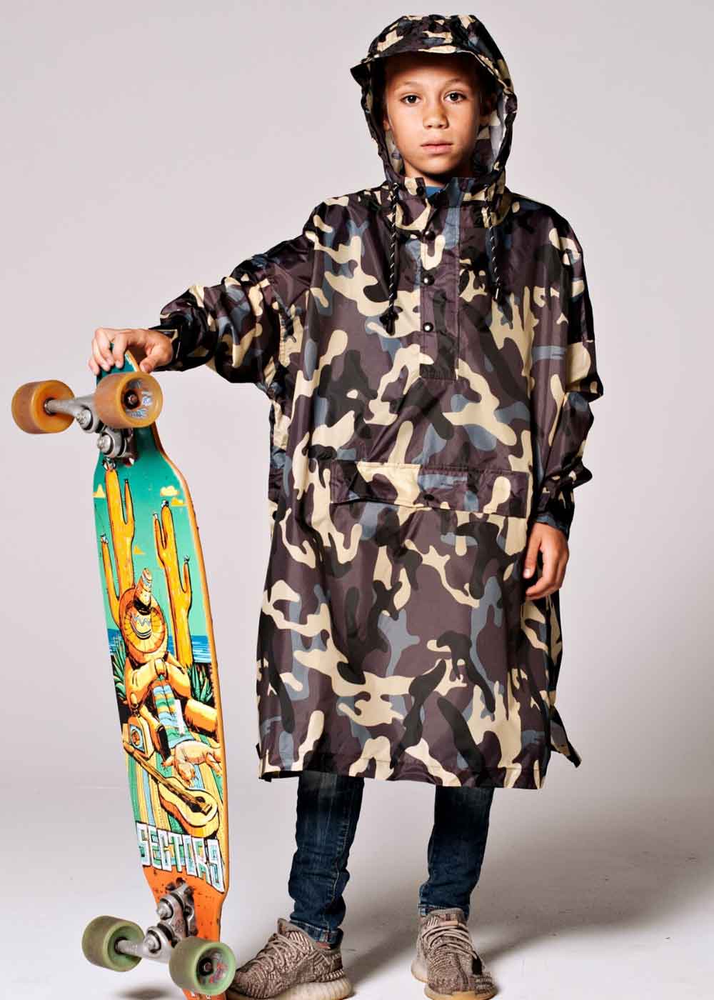 Cooler-Junge-mit-Camouflage-Regenponcho-und-Skateboard