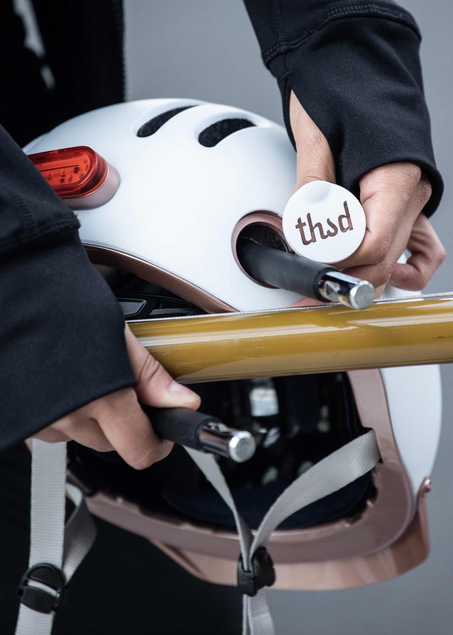 Detailaufnahme-Helm-wird-an-Fahrradstange-gekettet