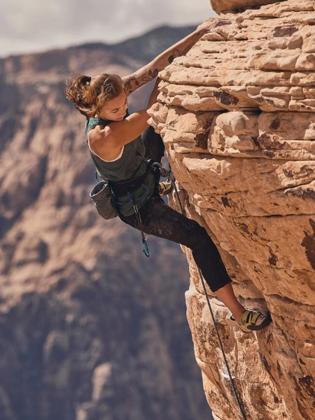 Frau beim Klettern am Canyon