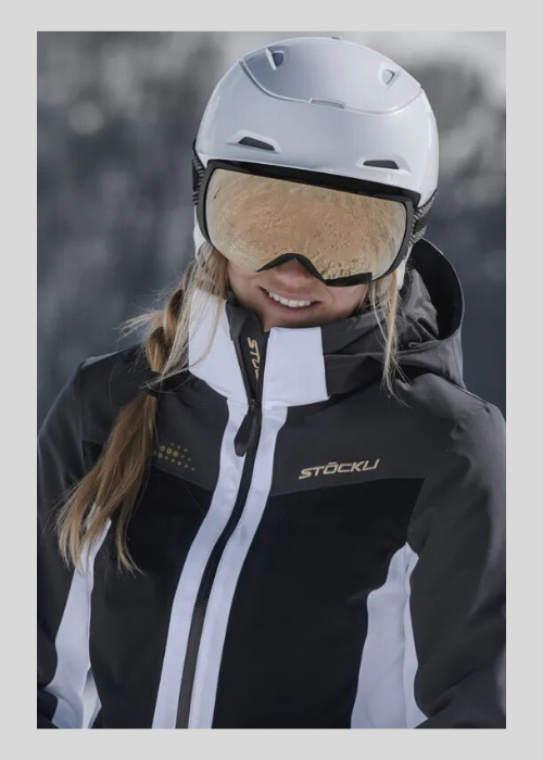 Skifahrerin-mit-Helm-und-Brille