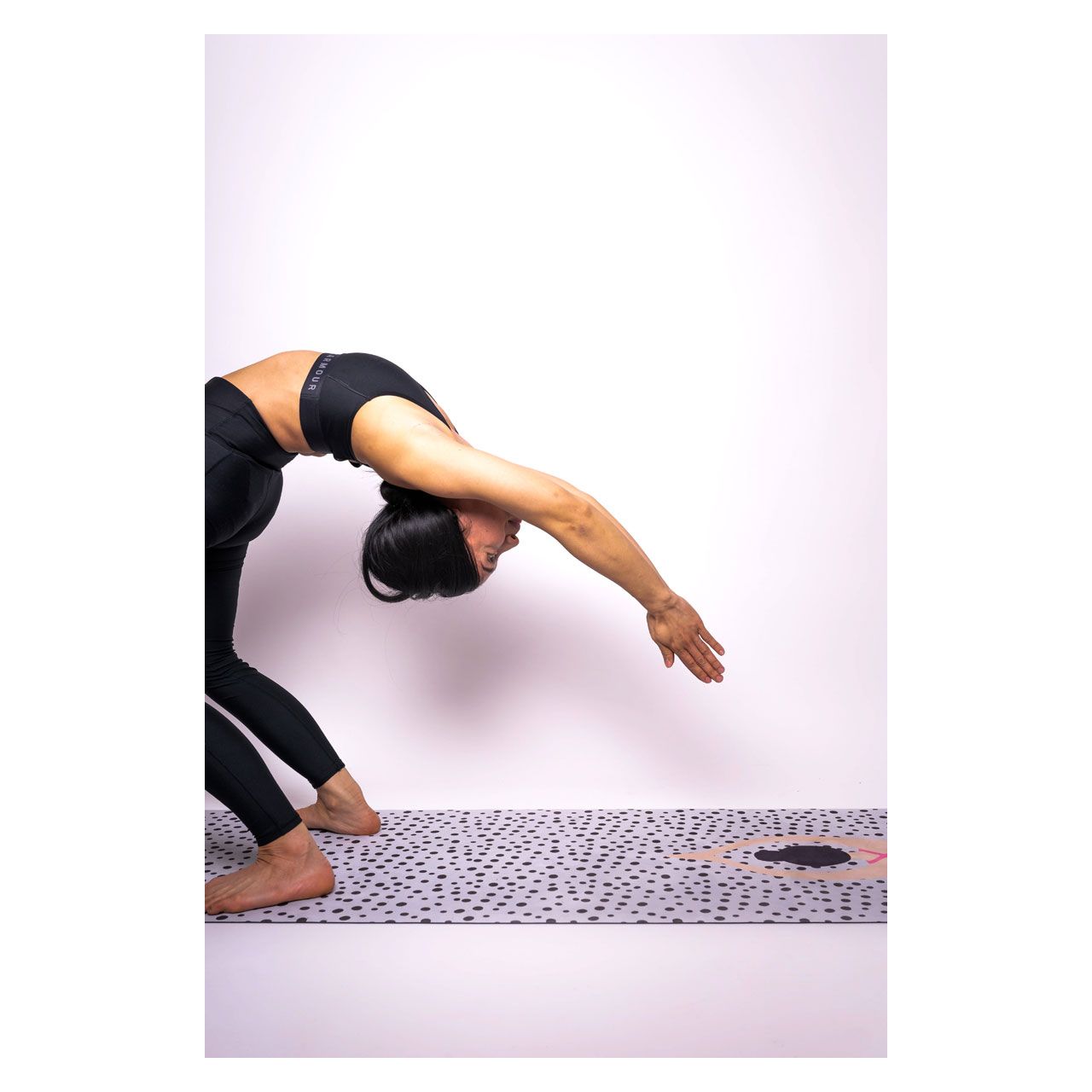 Frau-bei-yogischer-Rueckbeuge-auf-Punkte-Yogamatte