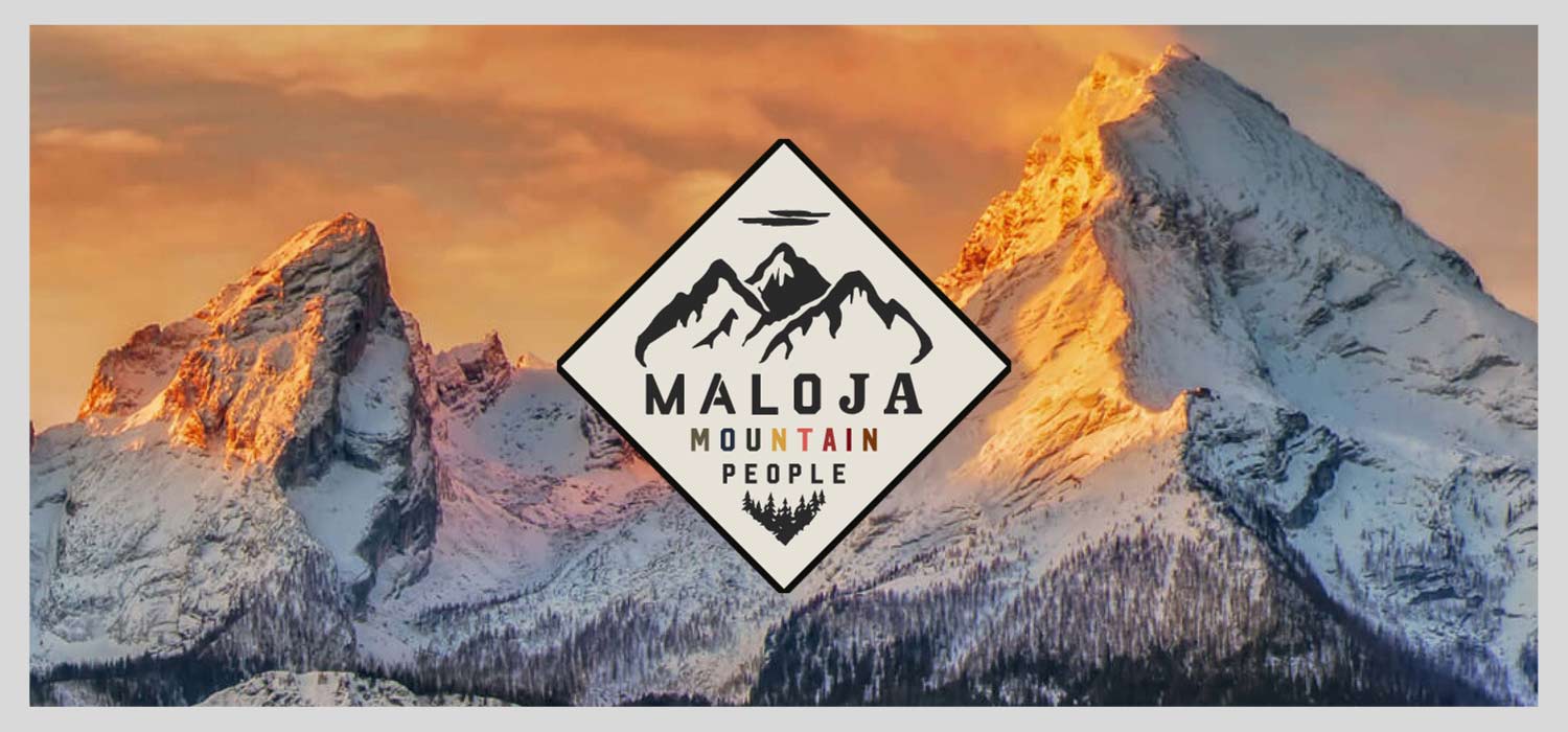 schneebedeckte Berge im Aonnenlicht mit Logo im Vordergrund