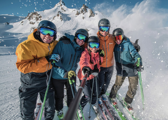 Selfie Gruppe gut gelaunter Skifahrer