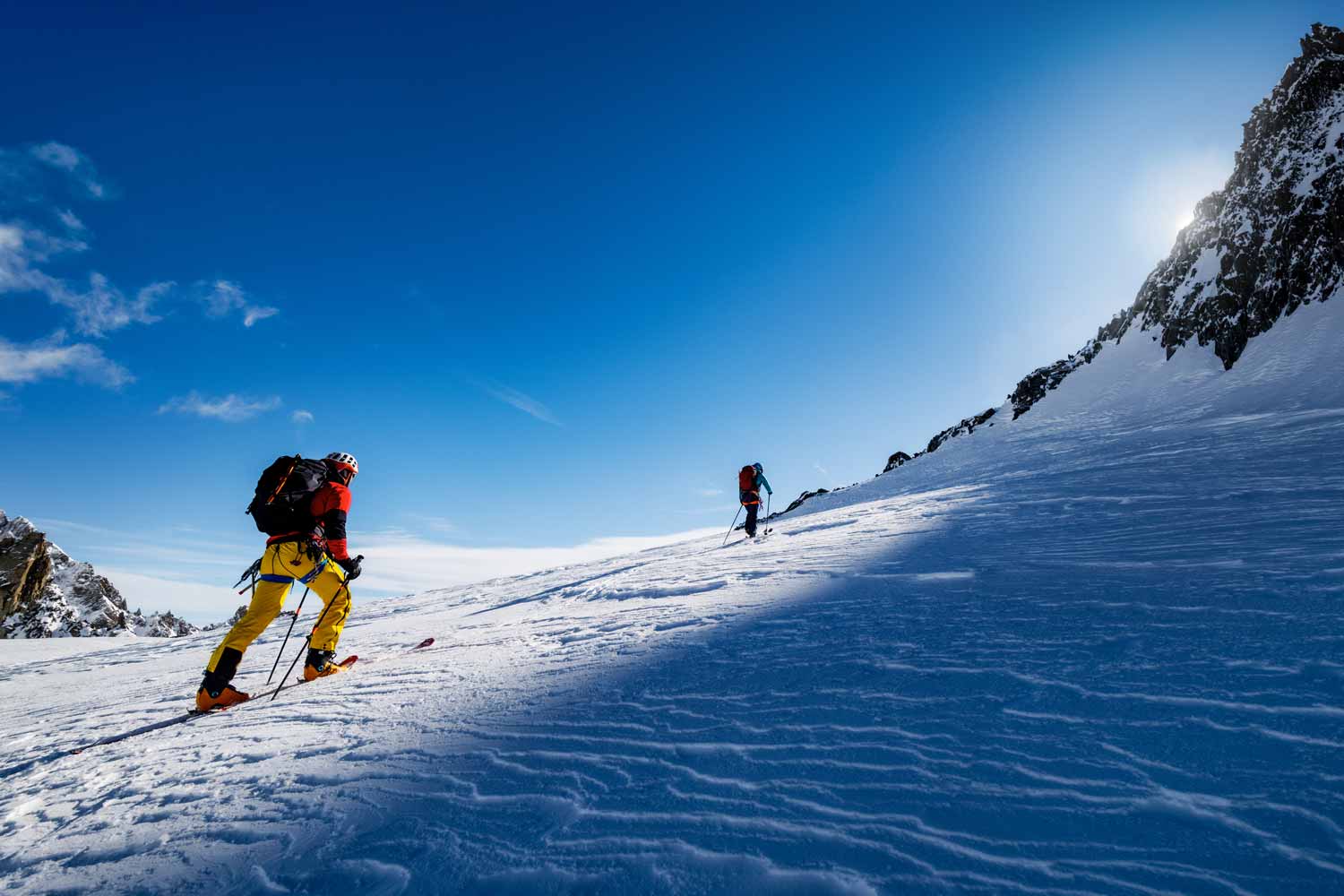 Skitourengaenger-in-verschneiter-Kulisse