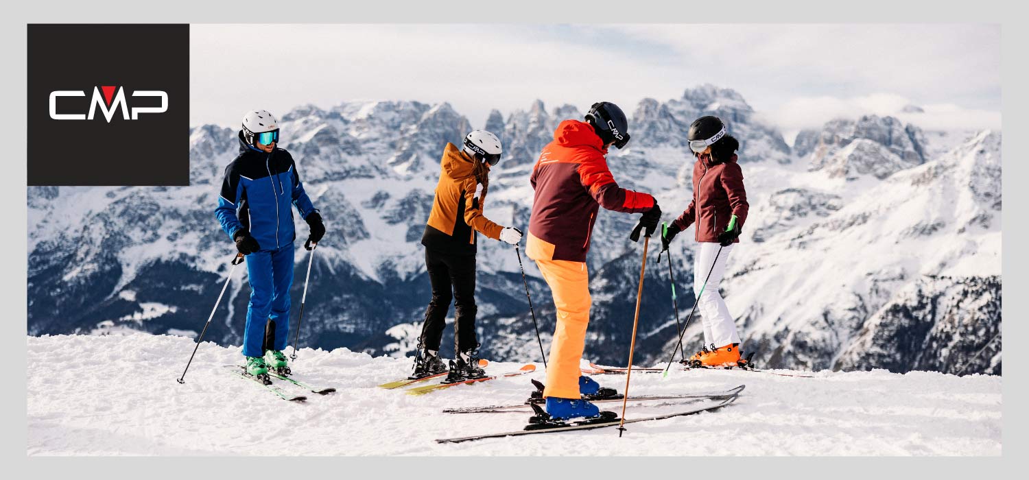 Gruppe Skifahrer in CMP Bekleidung in den Bergen