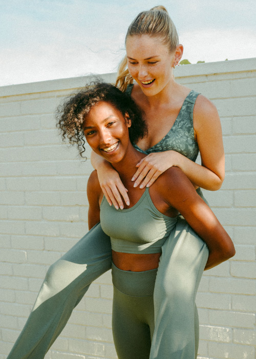 zwei junge Frauen in Yogabekleidung