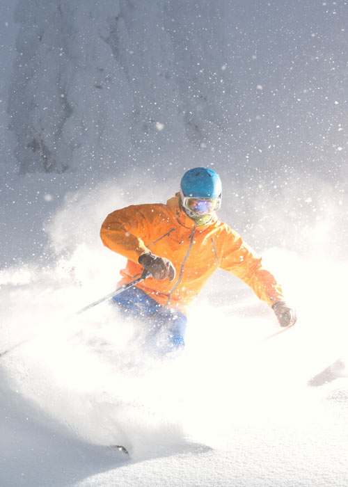 Skifahrer-im-Powderschnee